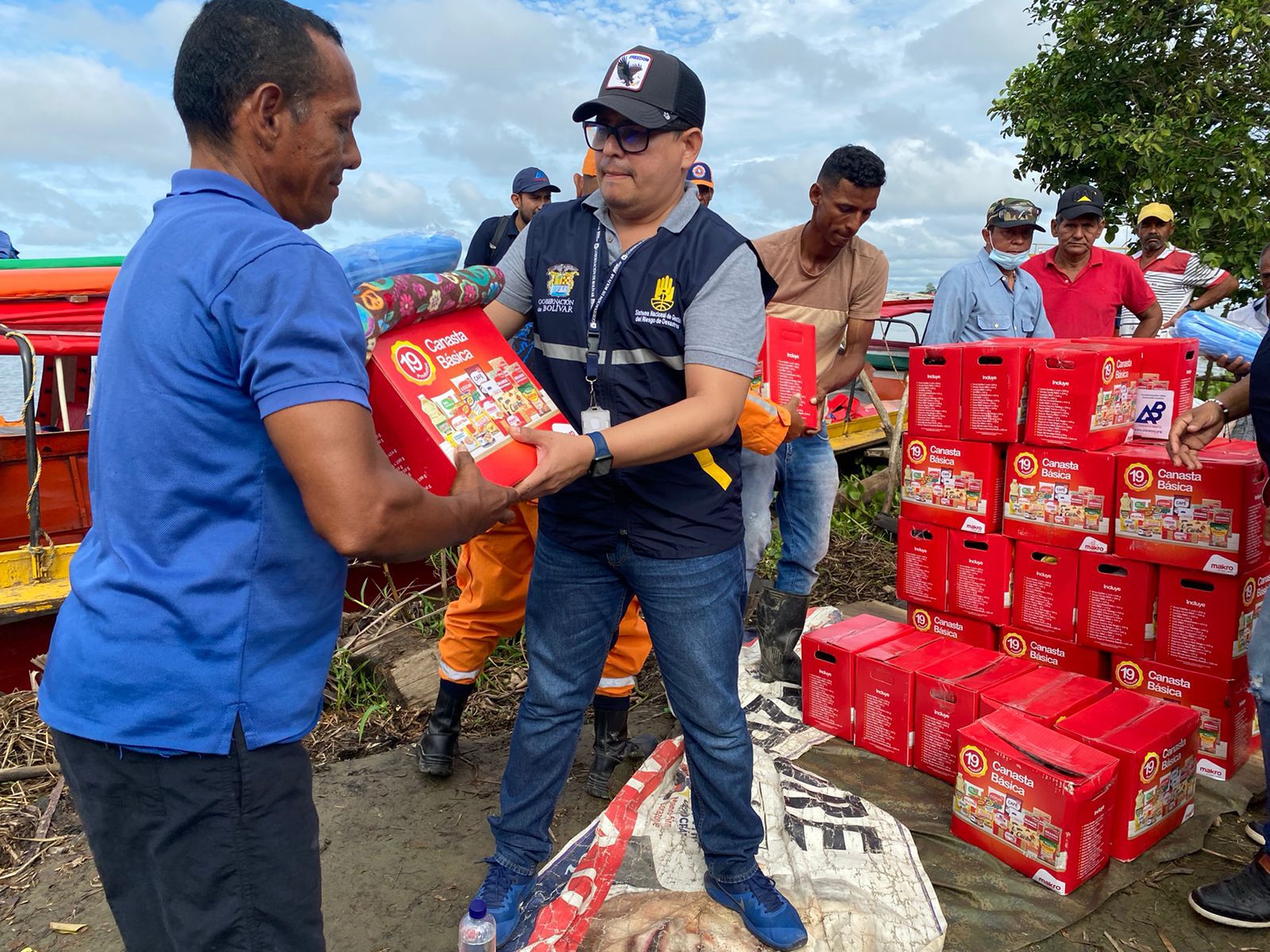 Entrega de ayudas humanitarias a población afectada por la ola invernal en Bolívar