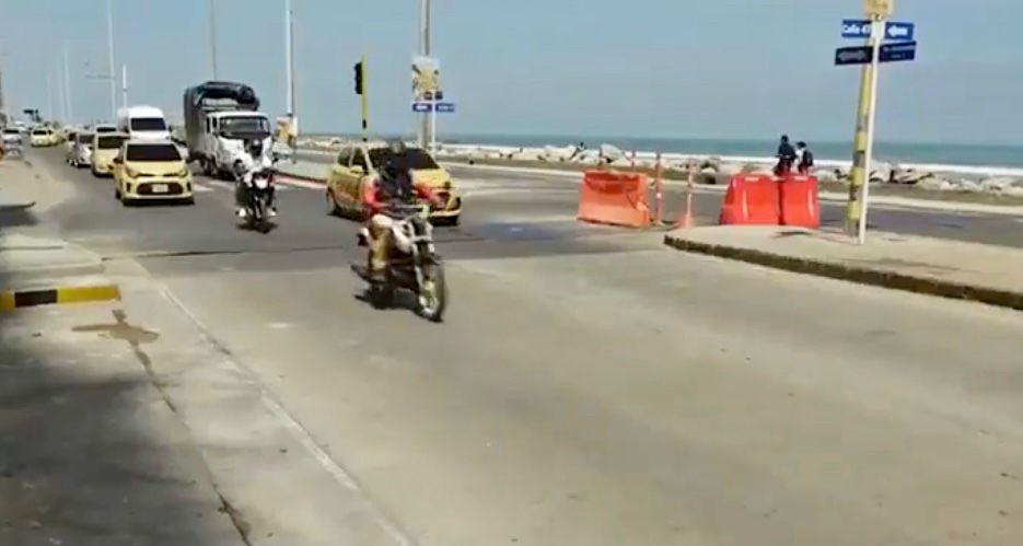 Placa de metal en la vía de Marbella