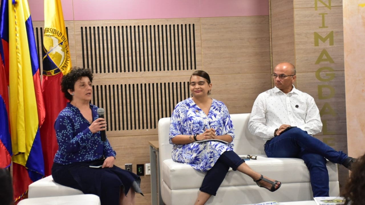 ‘Artificios de la palabra, la cultura, la imagen y otras hojarascas’.