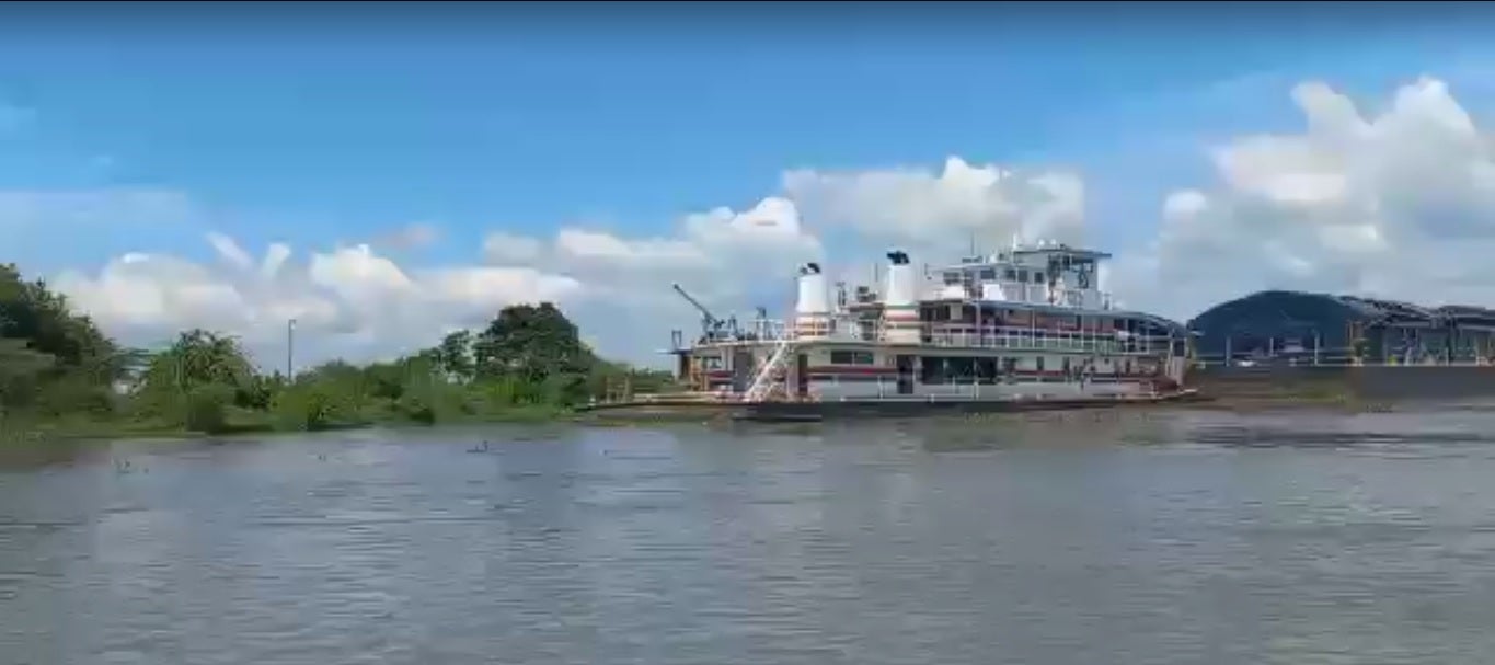 Embarcaciones paradas en el Canal del Dique.