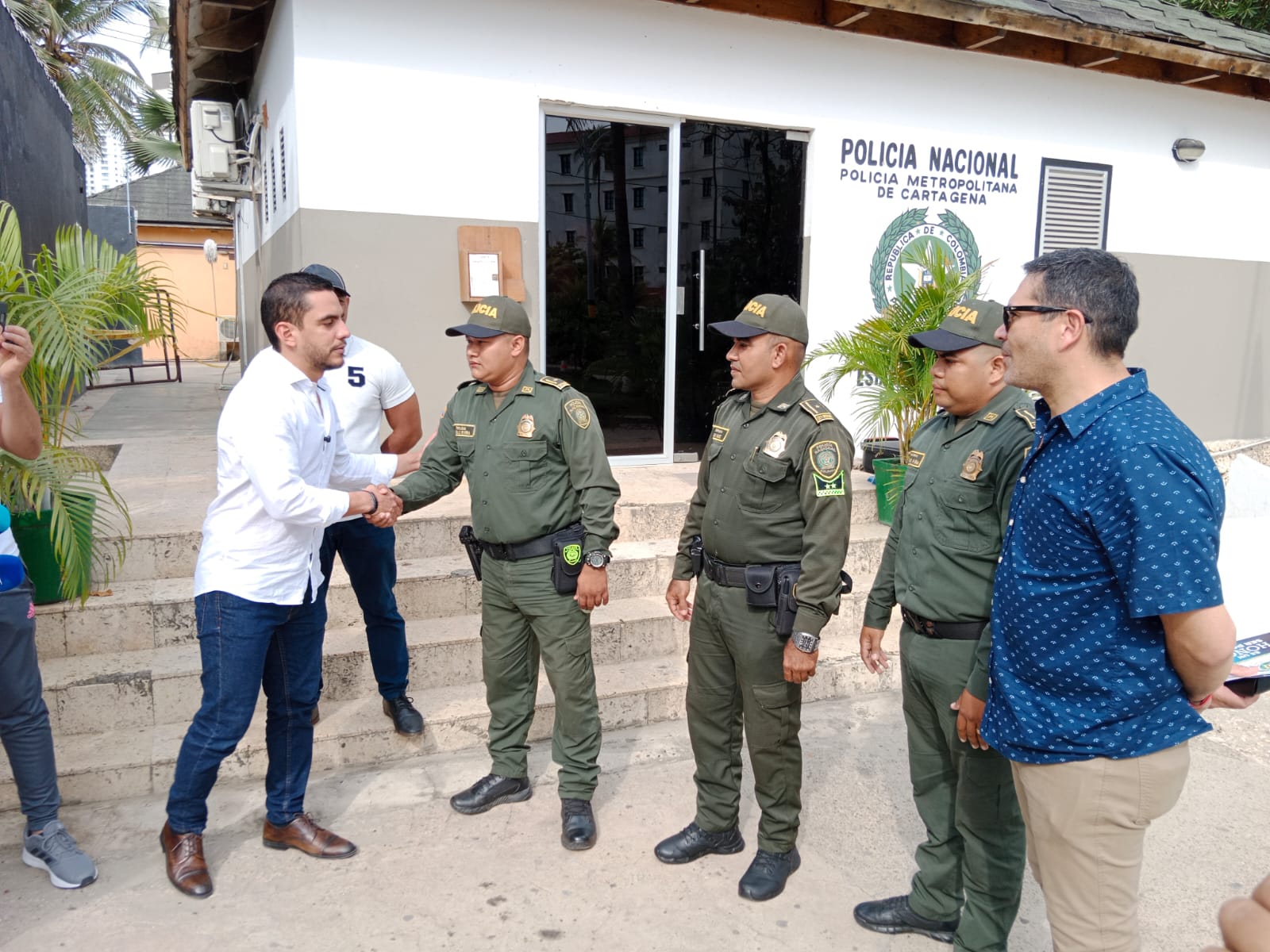 Senador Alex Flórez, pidiendo disculpas y estrechando la mano a uniformados de la Policía que insultó en Cartagena