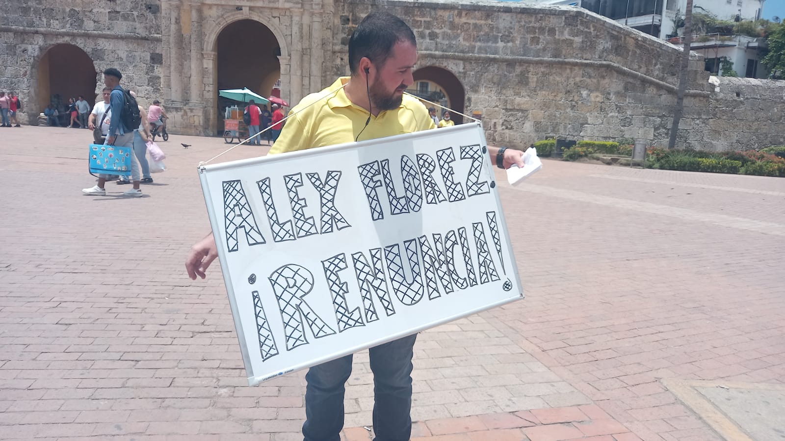 David Ángel, abogado penalista, protestó en la Torre del Reloj de Cartagena para exigir renuncia del senador Flórez