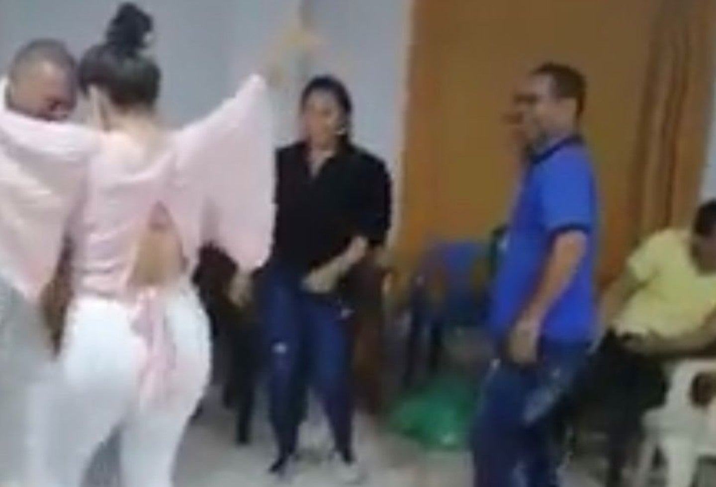 Concejales bailando en el recinto del concejo municipal.