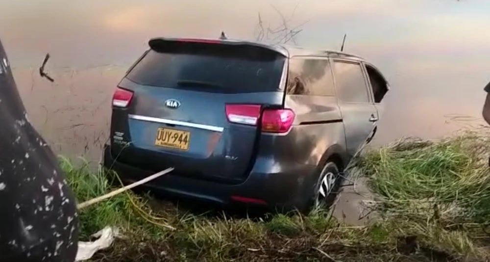 Camioneta rescatada del Canal del Dique