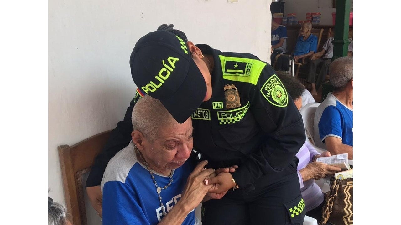 La Policía de Bolívar les llevó fiesta y mucha recreación a los abuelitos