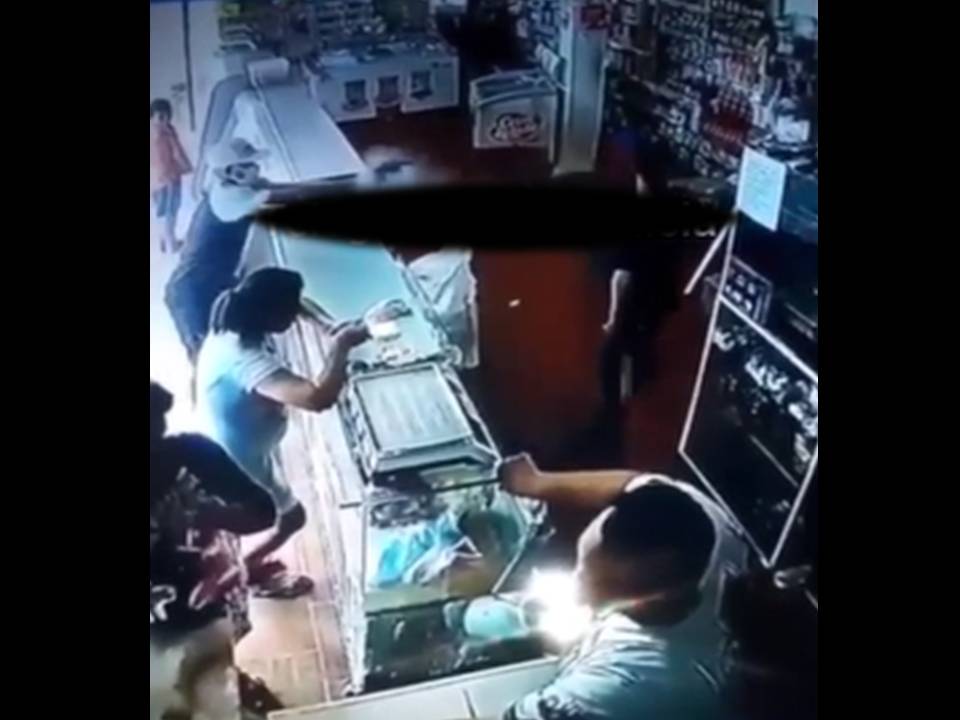 Momentos en que el sicario disparó conta la víctima