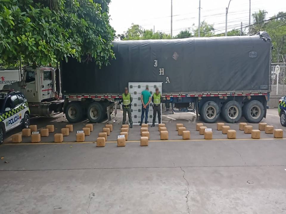 El alijo fue descubierto en una carga de azúcar que era transportada en una mula