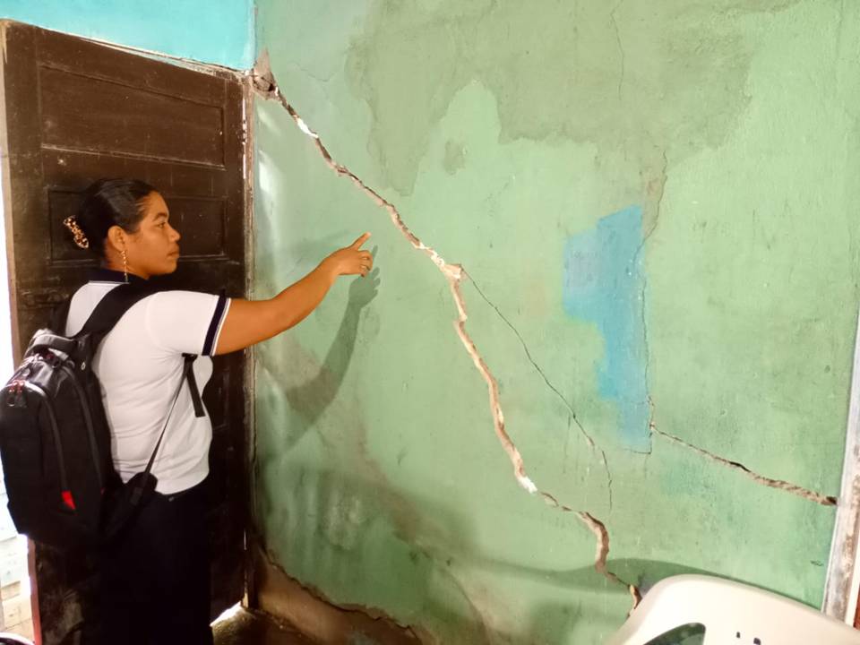 Las paredes están rajadas, corridas de los techos, los pisos levantados