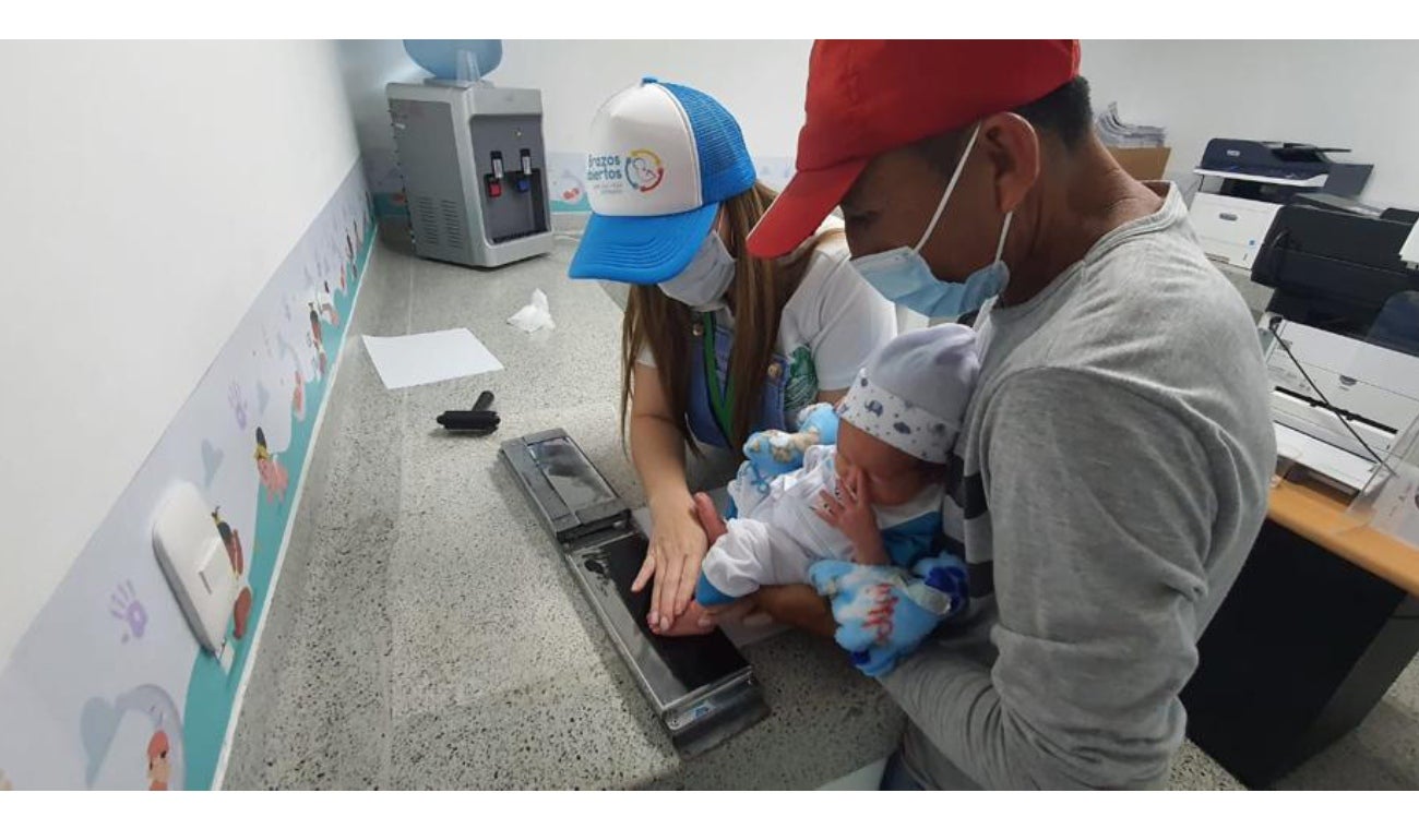 Padres registran a bebé recién nacido