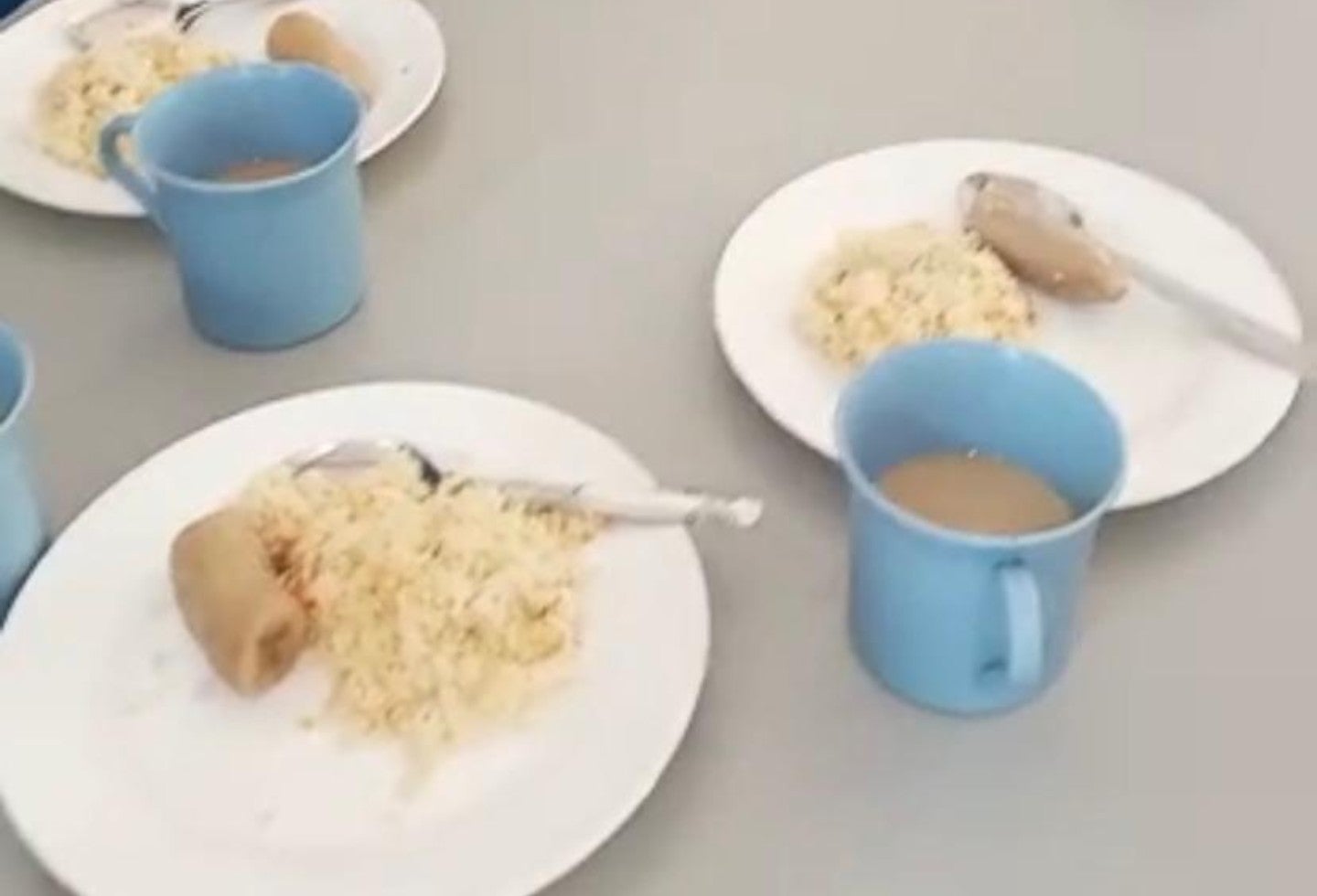Captura de pantalla donde se observa que solamente les estarían sirviendo a los estudiantes arroz blanco, un pedazo de plátano cocido y bebida.