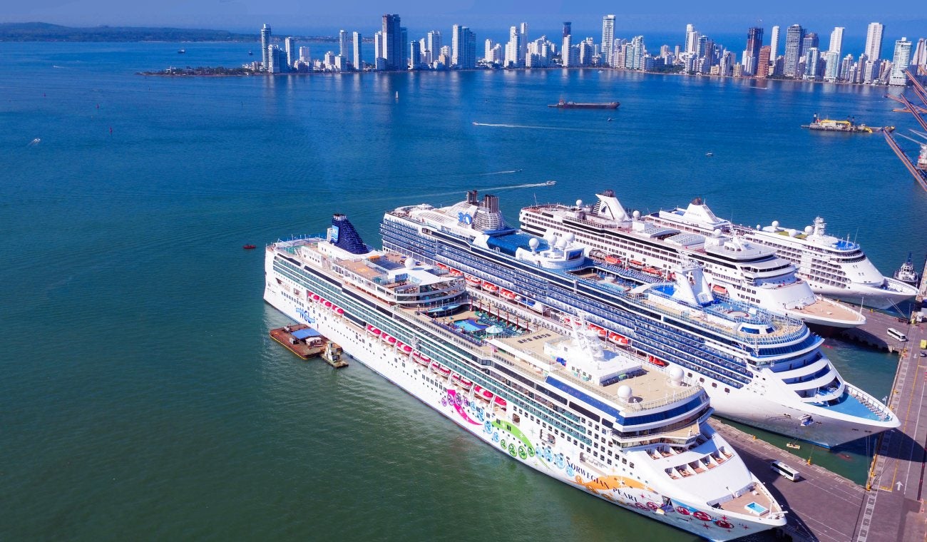 Cruceros en la bahía de Cartagena esperando a turistas