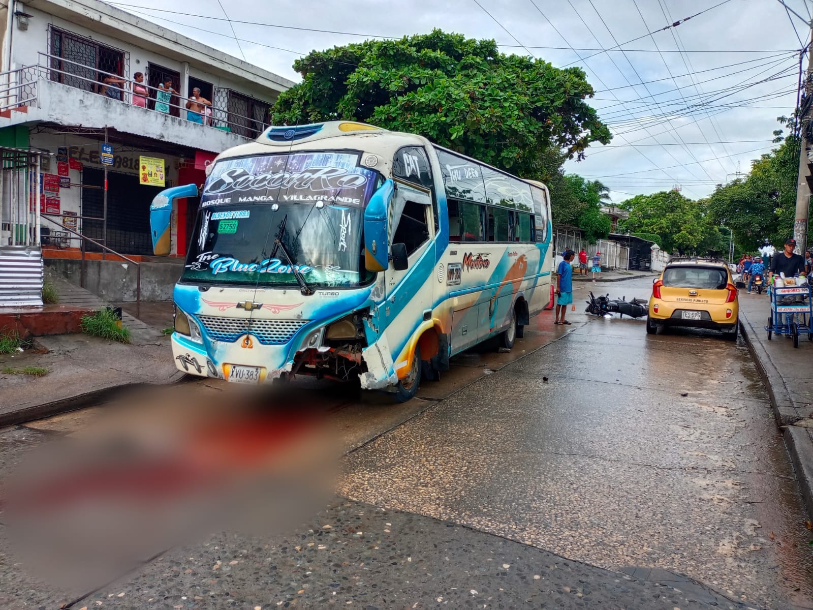 Accidente en Los jardines donde hay tres vehículos involucrados