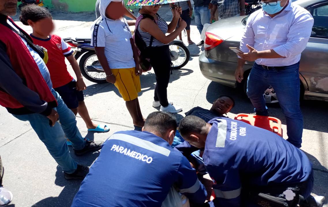 Los paramédicos llegaron en una ambulancia