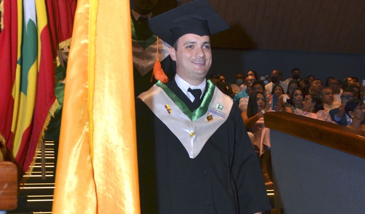 Primer egresado de la UTB en obtener tres carreras profesionales
