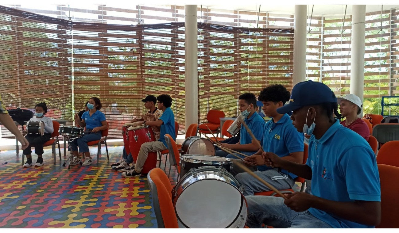 Jóvenes del programa Escuela de Música Puerto Azul