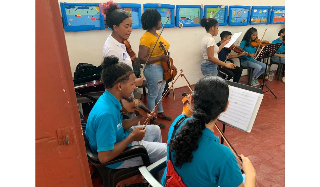 Jóvenes del programa Escuela de Música Puerto Azul