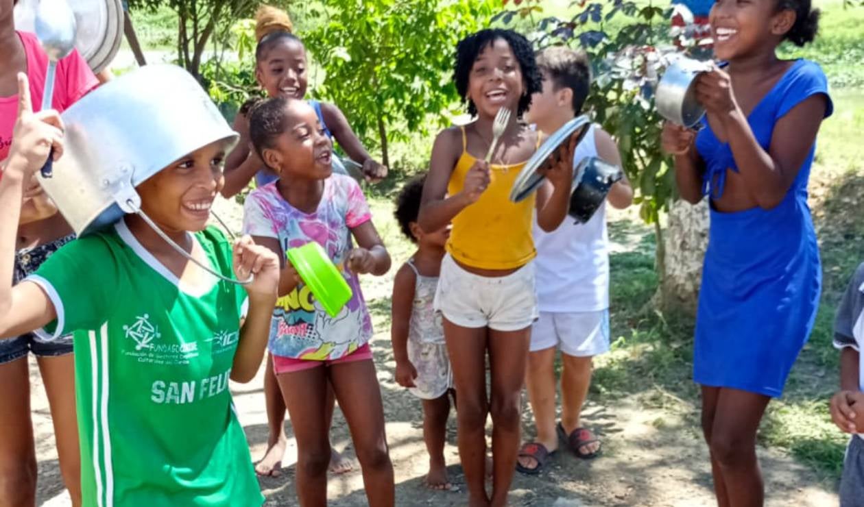 Los niños se gozan la fiesta de Ángeles somos.