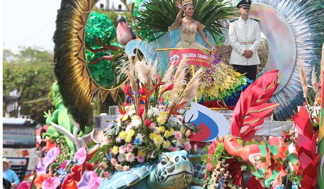 Mujer en carrosa colorida y decorada con flores