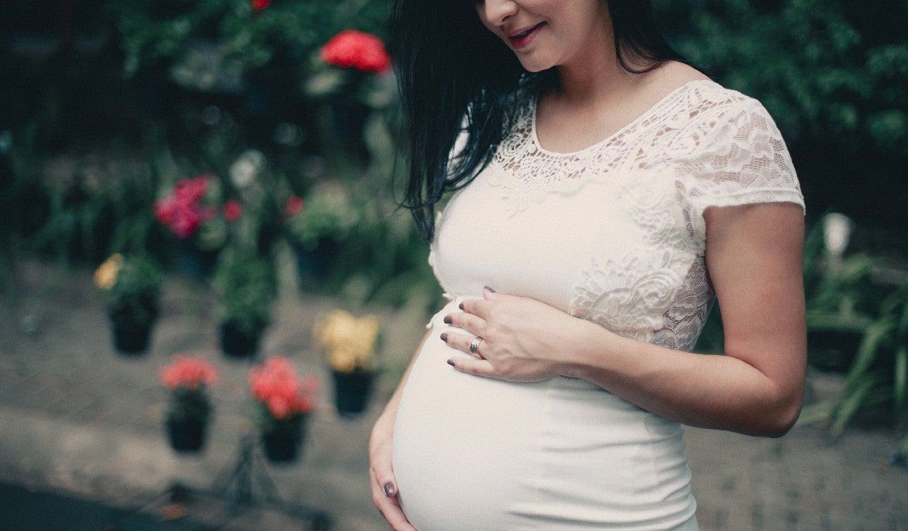 Madre acaricia su futuro hijo