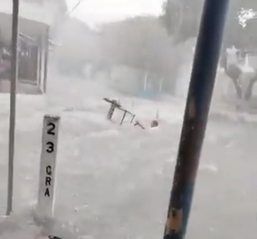 Un bicitaxi fue arrastrado por la corriente