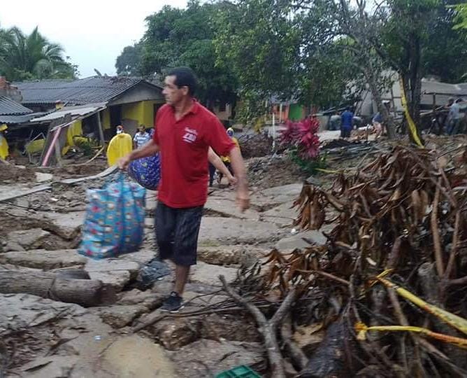 Cientos de viviendas colapsaron