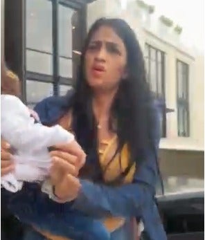 Mujer es sacada esposada con un bebé de dos meses en brazo por la policía en Cartagena