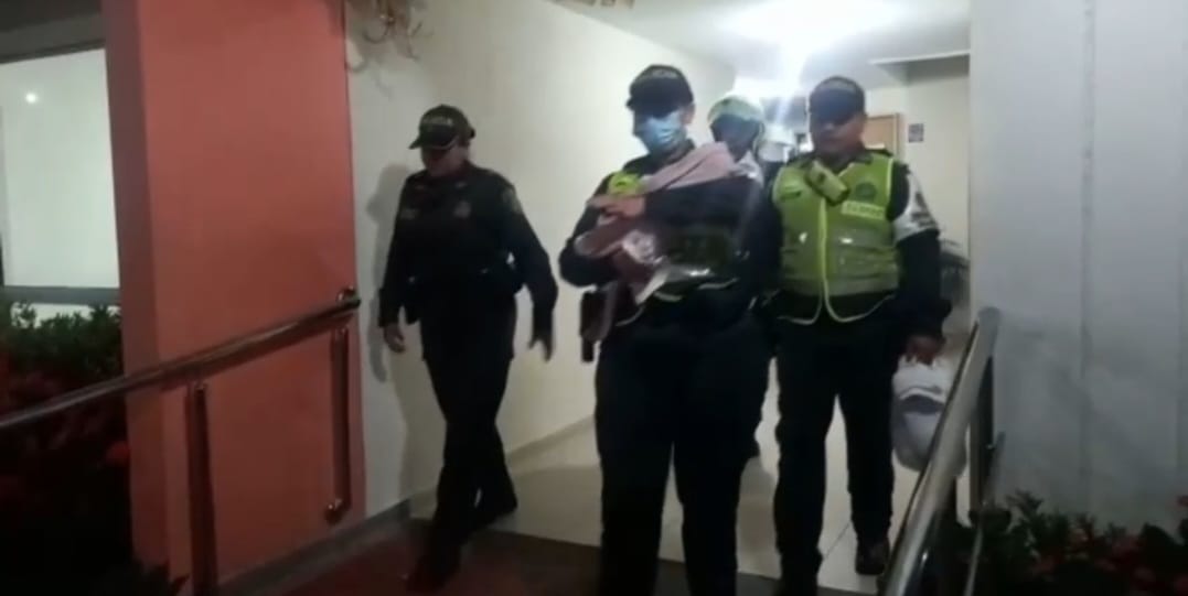 Bebé abandonado en Villa Carolina recibió valoración médica
