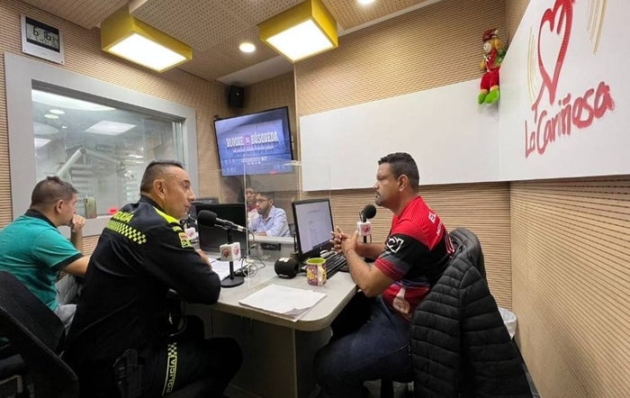 El comandante encargado de la MECAR en los estudios de La Cariñosa 1.270 AM