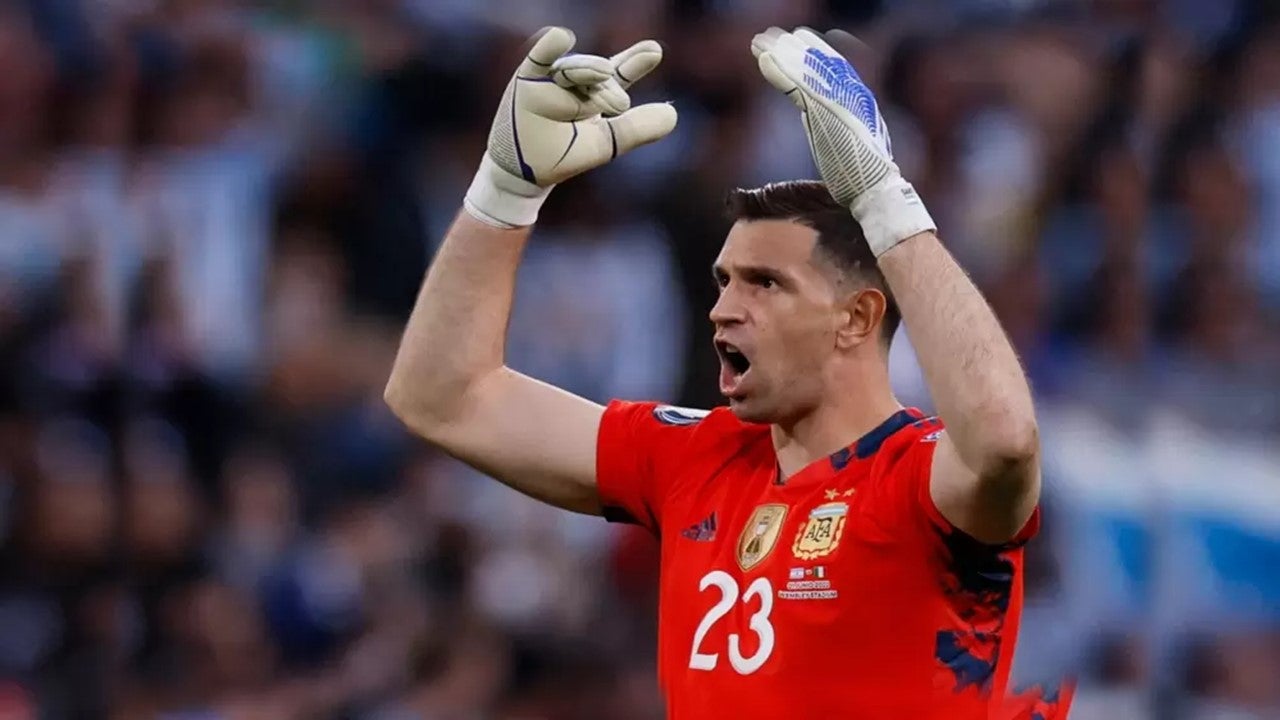 Dibu Martínez sacó lo mejor de su repertorio