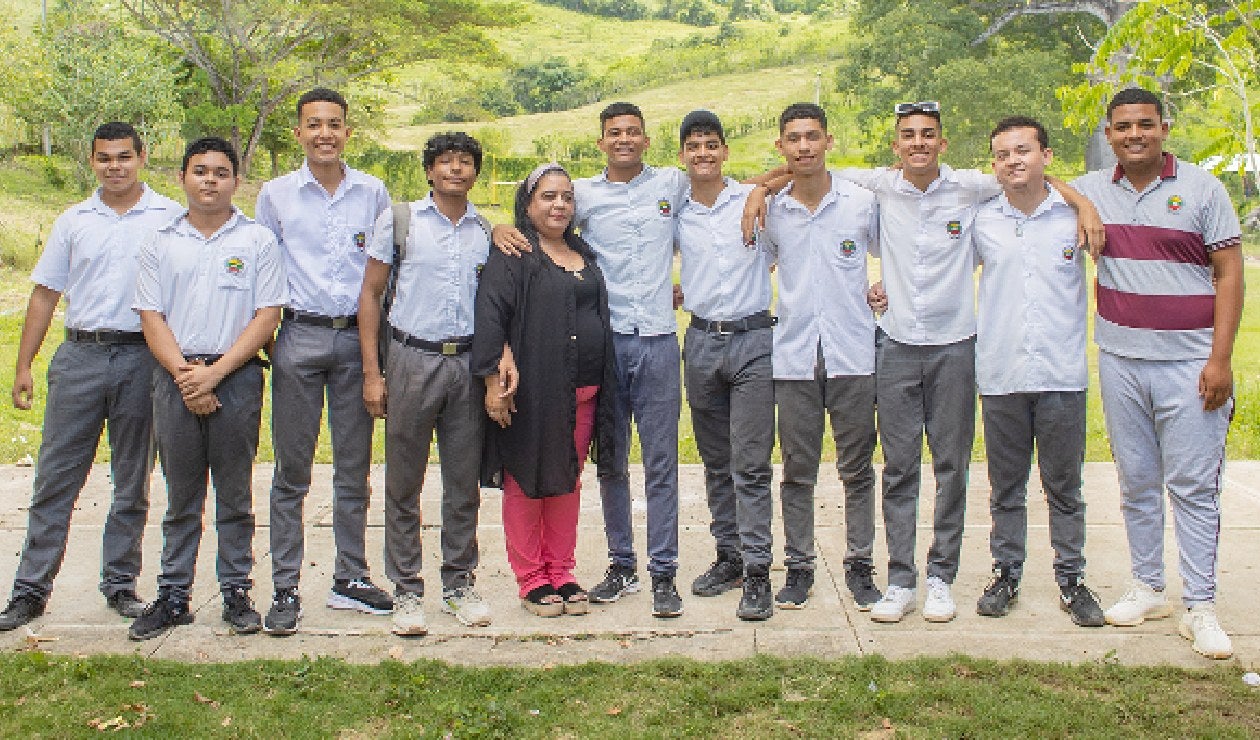 Maestra bolivarense gana beca