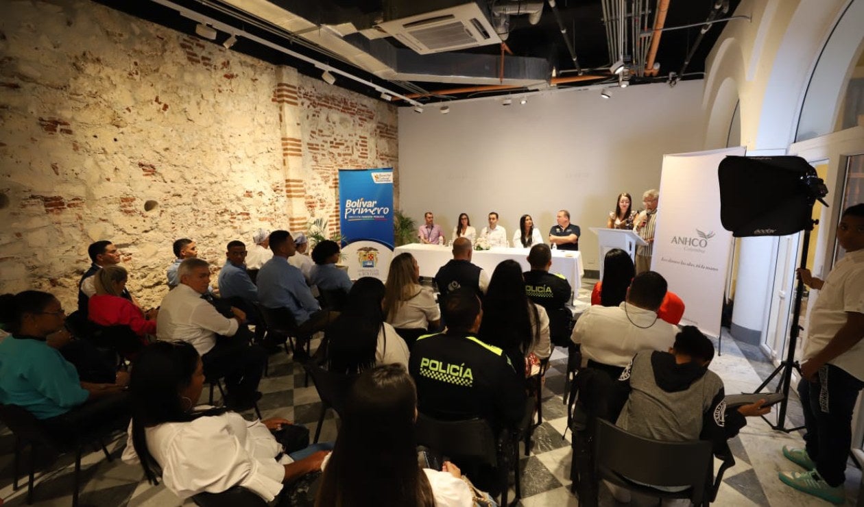 Jóvenes presos reciben diplomas en talleres de emprendimiento y desarrollo