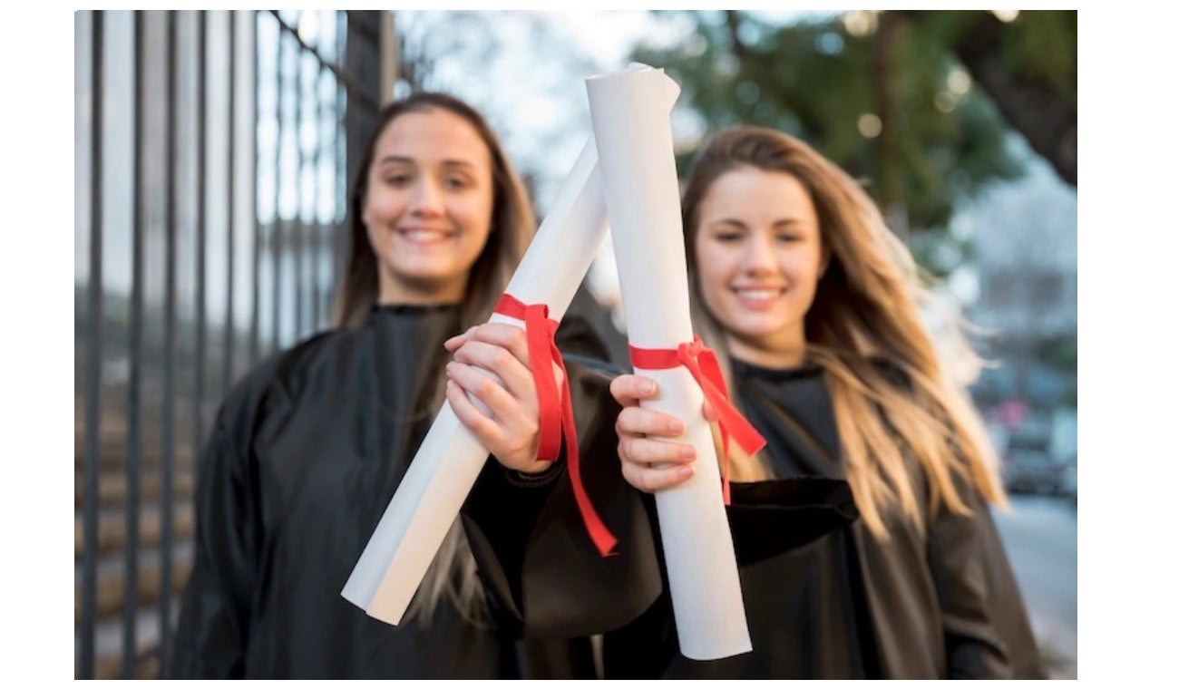 Estudiantes universitarios en su graduación
