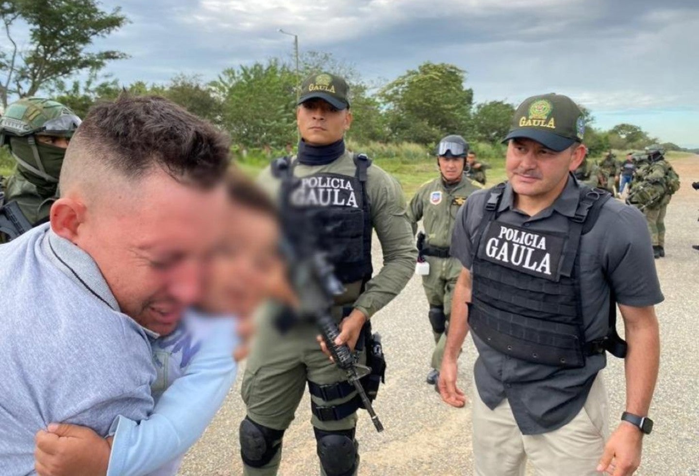 Momentos en el que el menor es entregado a su padre.