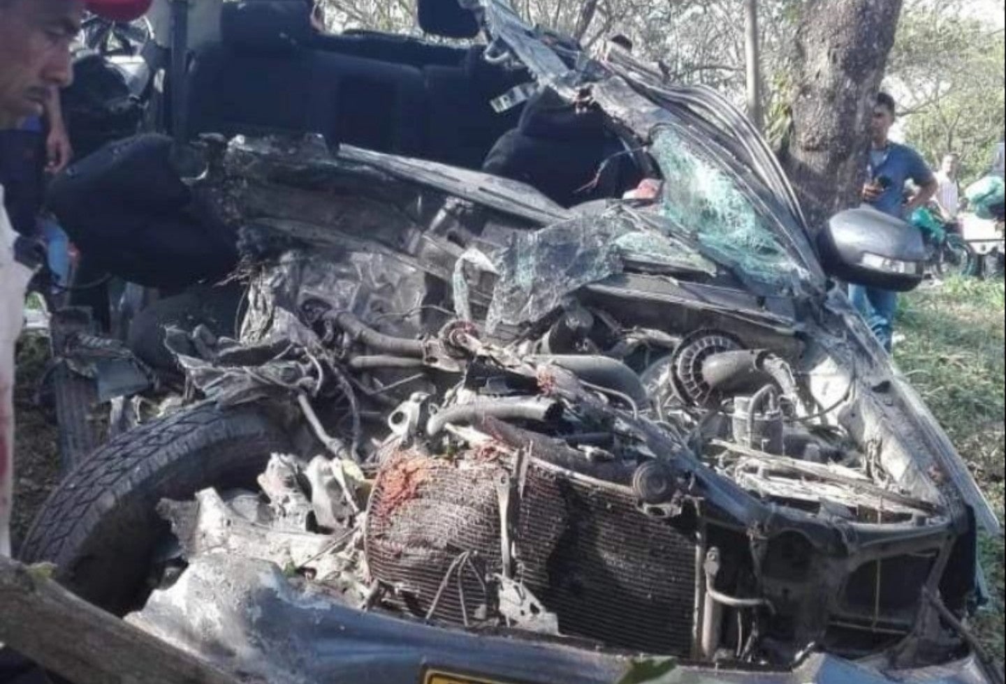 Dos personas perdieron la vida y cuatro más resultaron heridas en un accidente de tránsito.