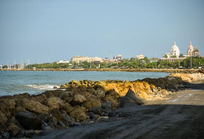 Distrito instaló una valla donde prohíbe el ingreso para bañistas.