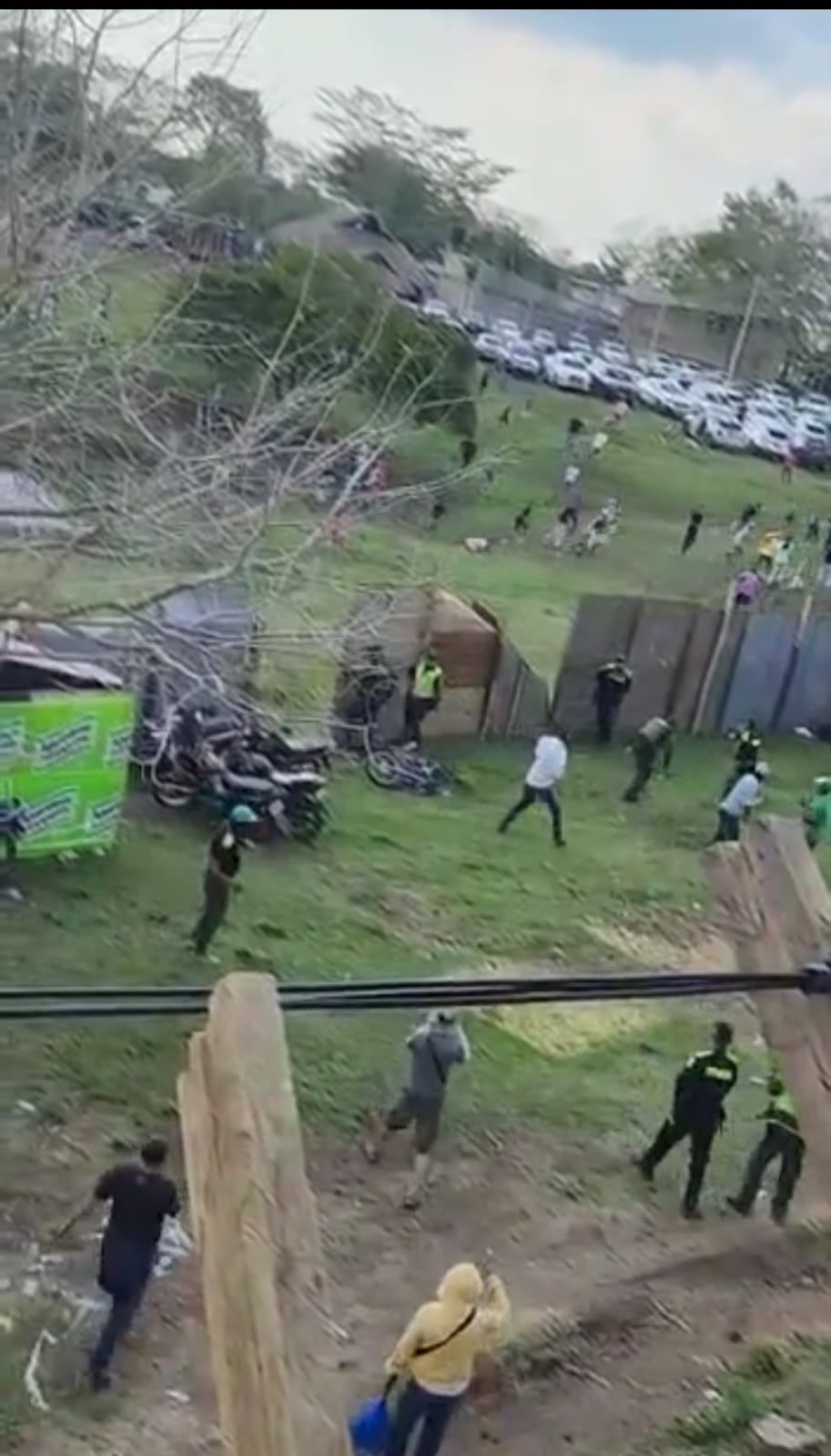 Turba enardecida trata de entrar al ruedo sin pagar