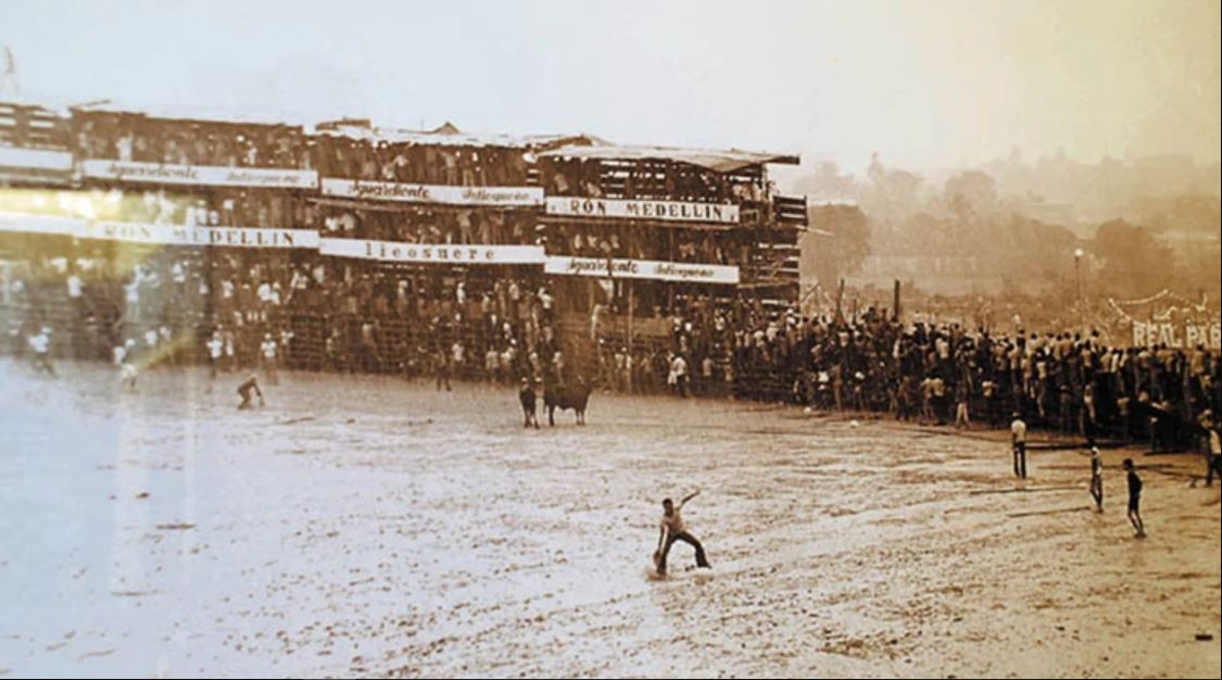 Fotografía de cómo quedó la Plaza cuando se cayeron los palcos