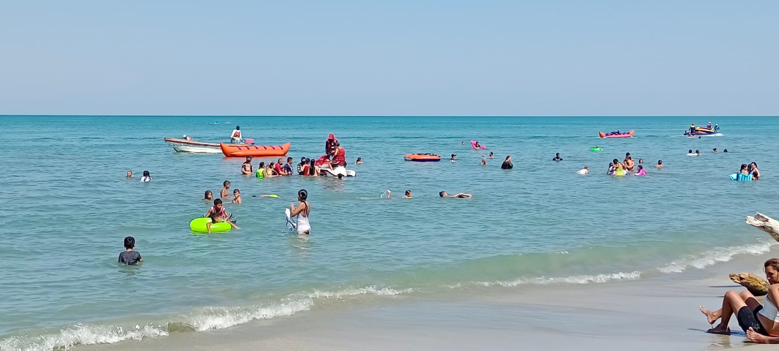 El domingo aún las playas estaban llenas de personas del interior del país