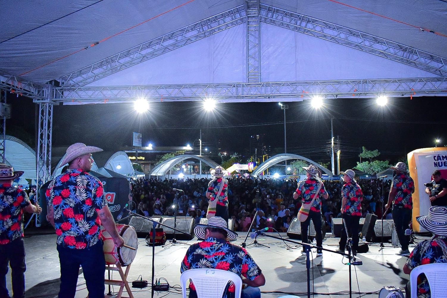 Artistas de talla nacional e internacional armonizan el Festival del frito Cartagenero.