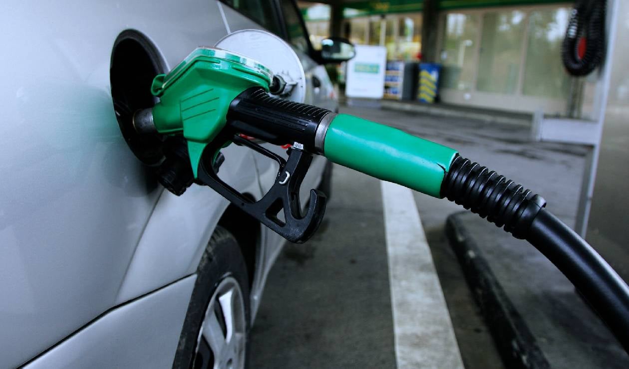 La gasolina corriente aumentó 246 pesos en todo el país.