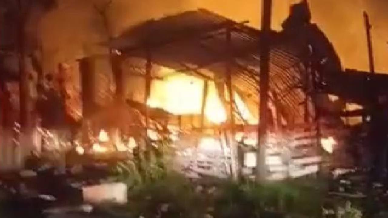 El fuego consumió las viviendas.