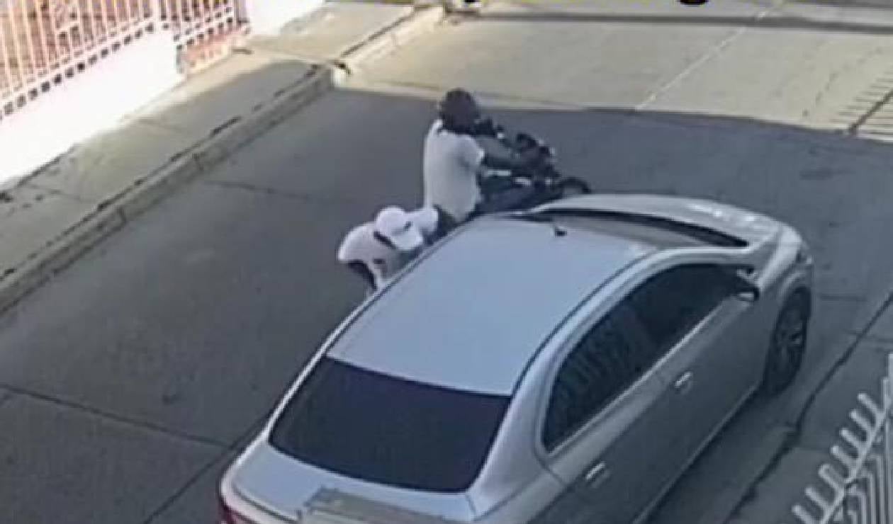 Motorizados hurtan a un conductor de carro particular.