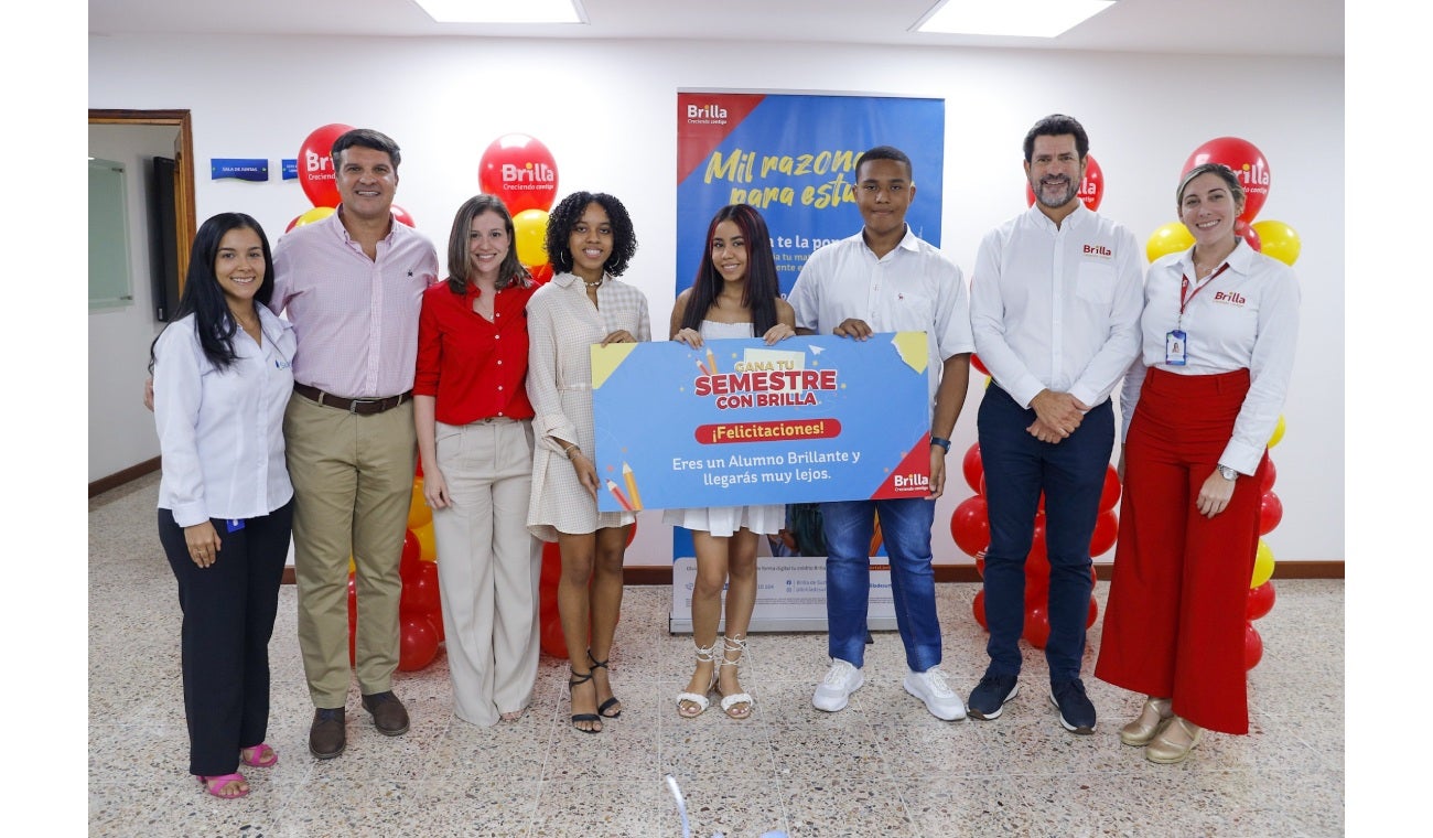 Entrega de becas de Surtigas a tres estudiantes