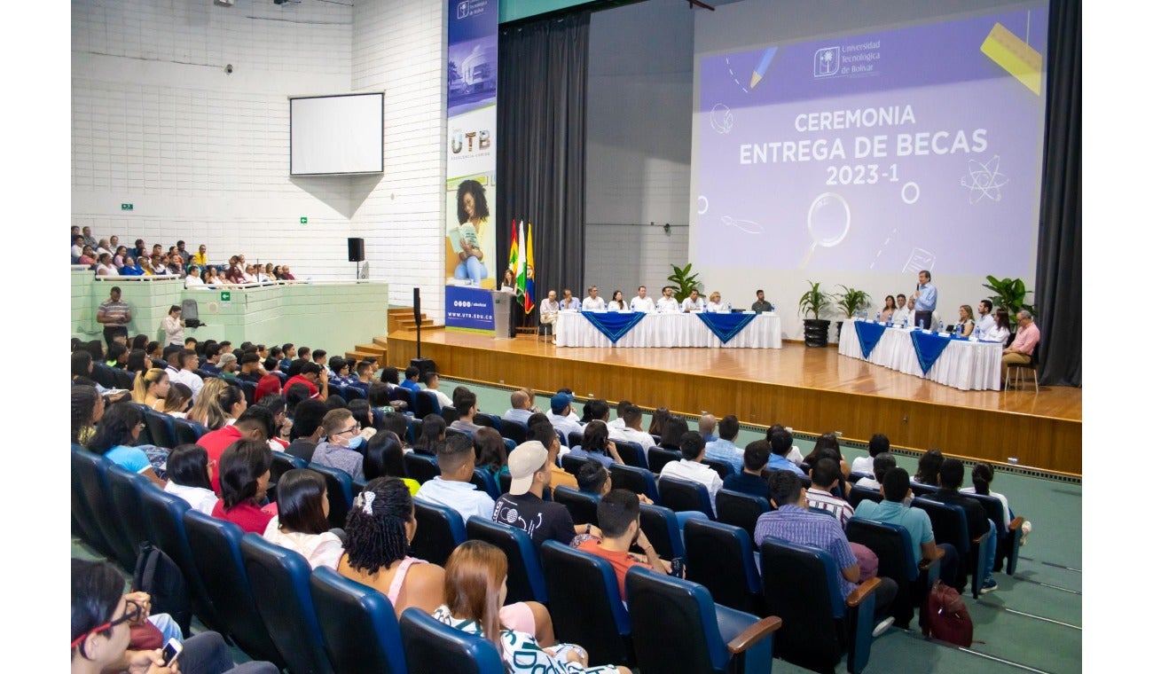 Entrega de becas por parte de Surtigas