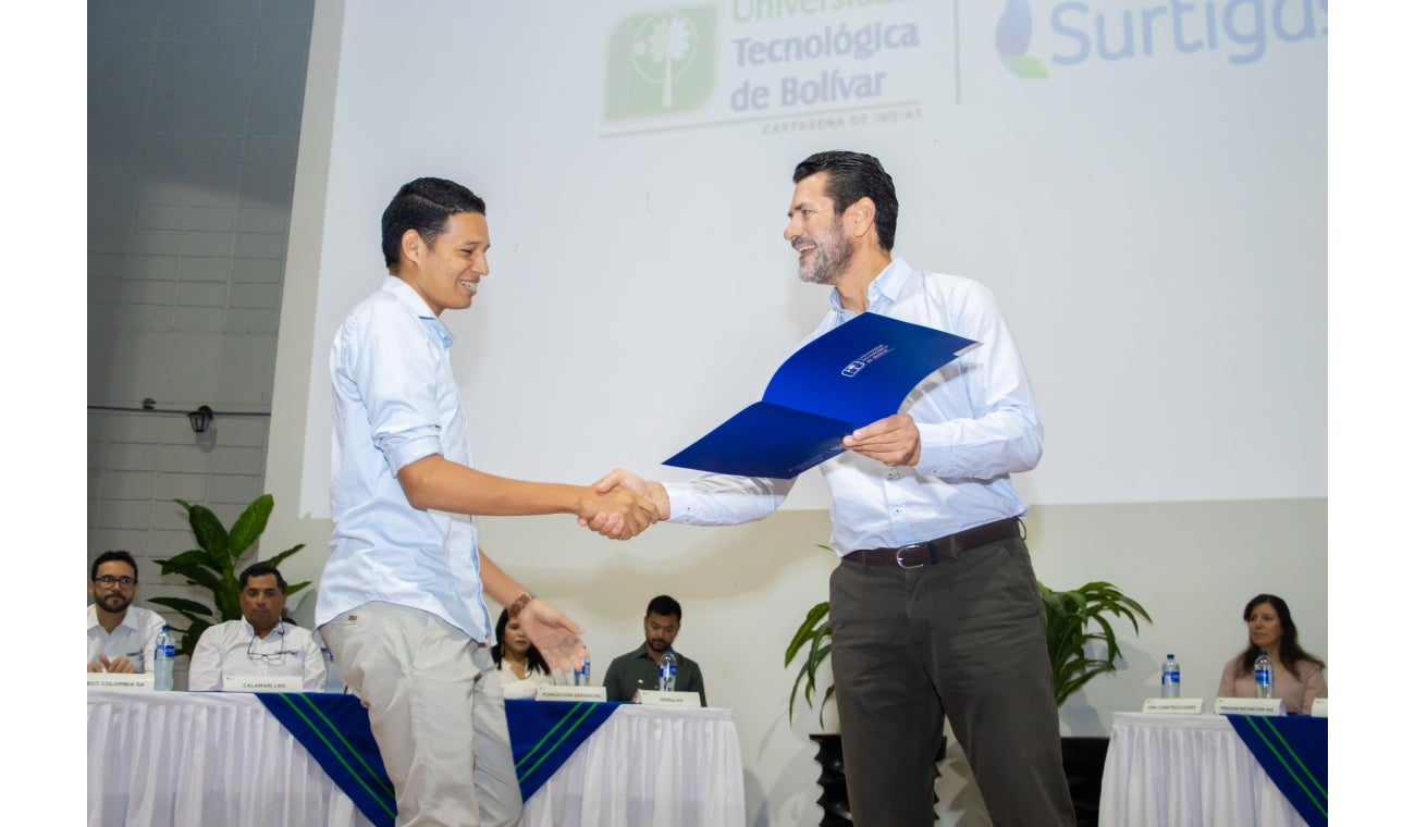Entrega de becas por parte de Surtigas