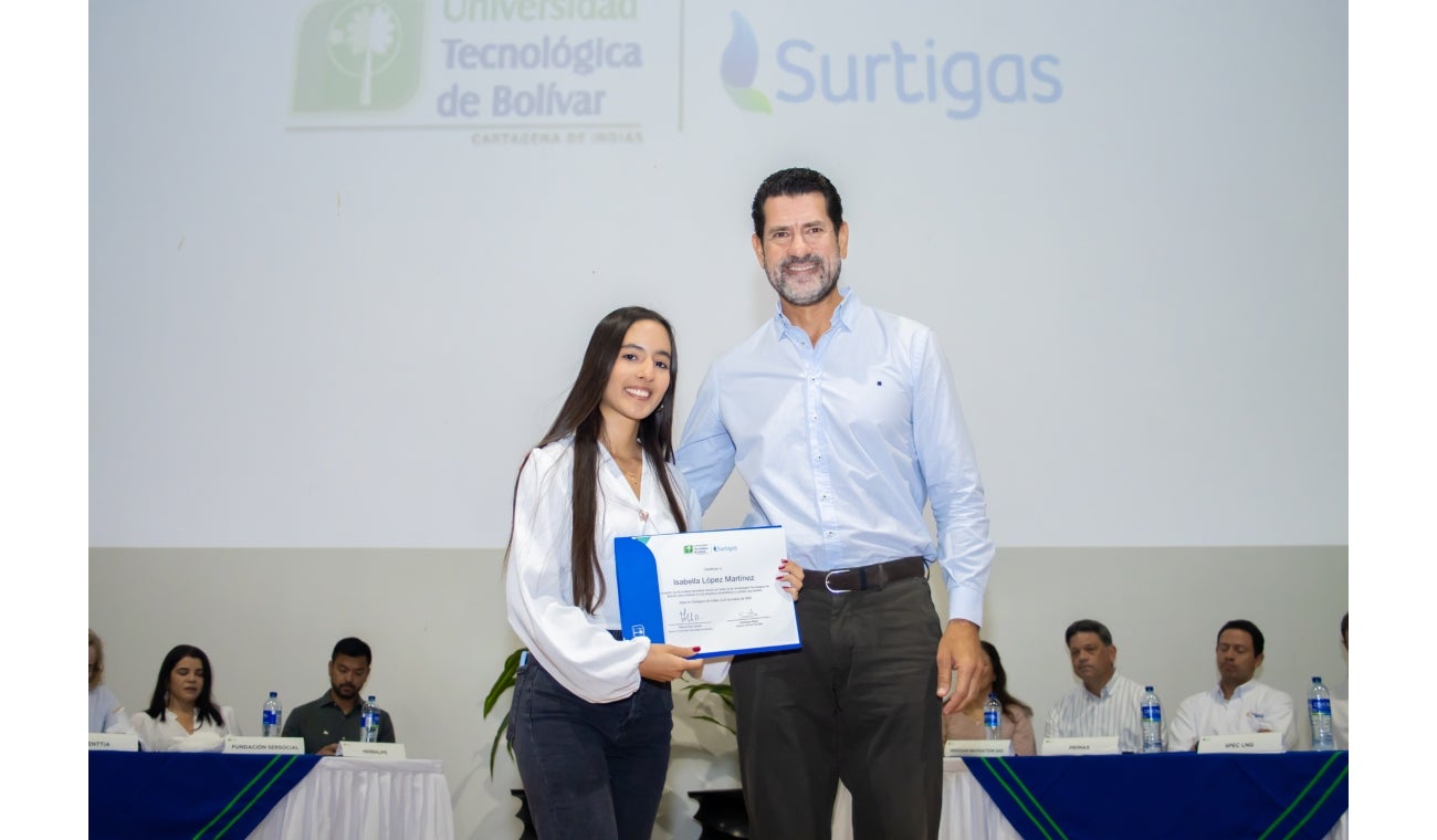 Surtigas entrega becas a jóvenes