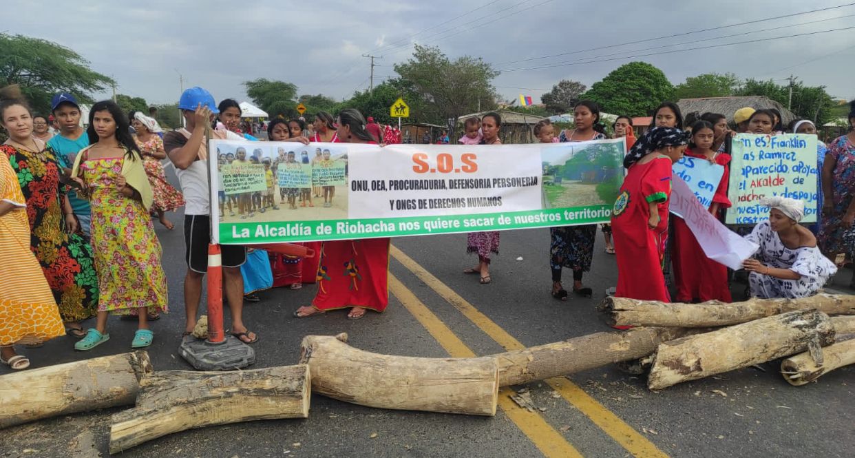 Las vías de acceso a La Guajira están sitiadas por comunidades wayuu.