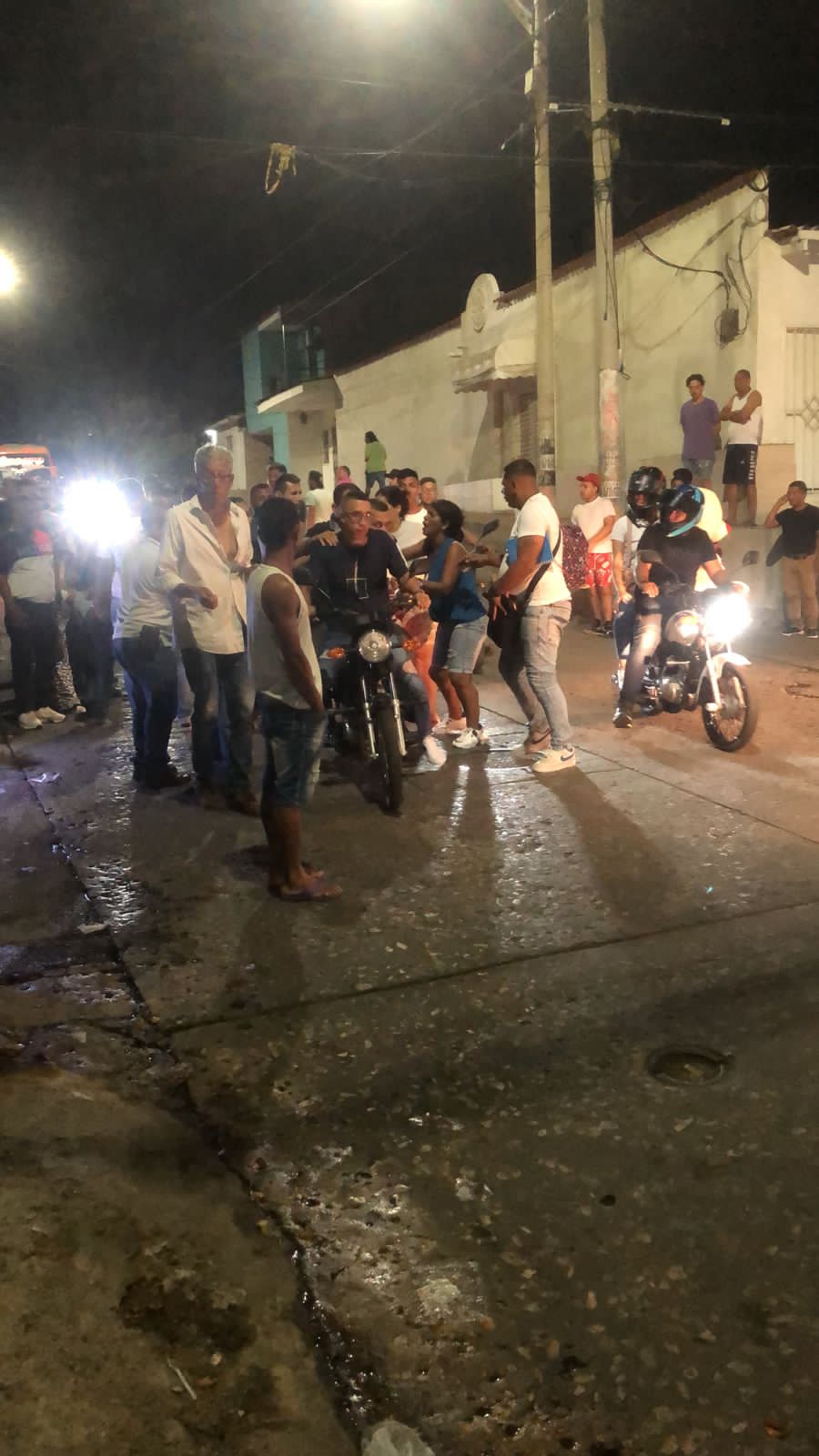 El joven se encontraba departiendo con un grupo de personas en una tienda