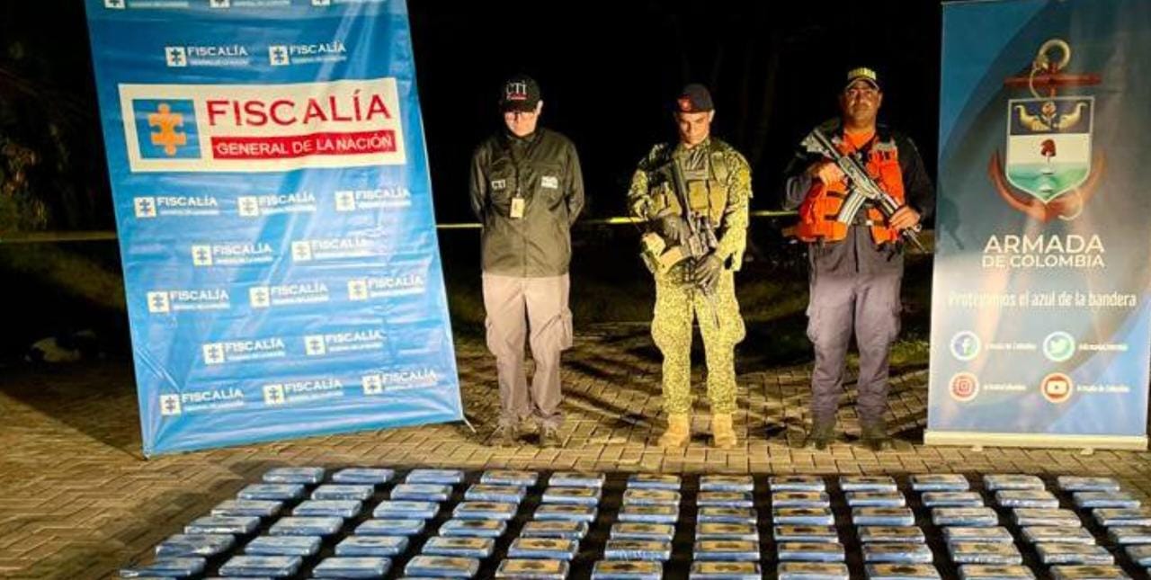 Ocultos bajo tierra hallaron cuatro bultos con 120 paquetes de droga