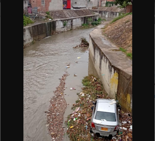 Vehículo arrastrado por arroyo
